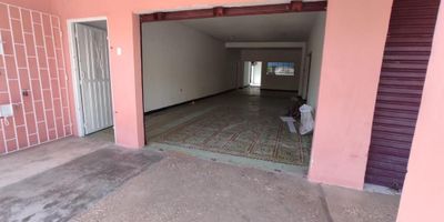 Arriendo casa comercial amplia de 450 M2 . Cuenta con sala comedor, 4 habitaciones, 3 baños, , patio, bahia exterior de parquedero Cerca de, centros comerciales, droguerías, restaurantes, parques y hoteles.con Vías de fácil acceso ven y conócela