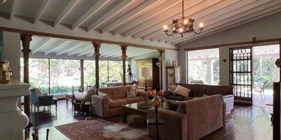 Casa AMOBLADA en arriendo en unidad cerrada ubicada sobre vía principal cerca a estaciones de servicio, universidades, parques, restaurantes y servicios complementarios.  Cuenta con un lote de gran extension aprox 10,000M2, piso en Madera, chimenea, sala y comedor independientes, 5 habitaciones con closet y baño en la principal, baño social, cocina integral abierta, alcoba y baño de servicio, cuarto útil, zona de ropas, terraza, jardín y parqueaderos independientes cubiertos.  El conjunto cuenta con excelentes zonas verdes, vigilancia y portería 24 horas, citofonia y circuito cerrado de tv.Inmuebles sujetos a verificación de disponibilidad