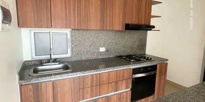 Apartamento para arriendo en Rionegro, sector San Antonio, cuenta con un área de 70m², 3 habitaciones, la principal con vestier y baño, las auxiliares con closet, baño social con cabina, sala comedor, cocina integral, zona de ropas, red de gas, balcón con vista hacia el bosque,1 parqueadero privado cubierto, cuarto útil. Ubicado en urbanización con portería, vigilancia 24 horas, senderos peatonales, salón social; cómodas vías de acceso, rutas de transporte. 
Buscamos su tranquilidad. 
Llamada / Whatsapp: 3108401461  
www.cityraiz.com 
CÓDIGO 19089