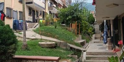 Propiedad en BARICHARA cuenta con sala comedor, cocina semi-integral, cuenta con un closet para guardar toda tu ropa Relájate en tu habitación principal, con amplio espacio y ventilación natural. Además, disfruta de total privacidad en uno de sus 2 baños. Ubicada a pasos de rutas alimentadoras que te conectan de manera rápida y eficiente con el resto de la ciudad. Aprovecha también la cercanía a colegios y zonas verdes.La propiedad es perfecta para inversión, le faltan las puertas y las cabinas de baño.¡Encuentra tu nuevo hogar en esta acogedora propiedad! Comunícate con nosotros para agendar una visita.