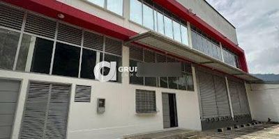 Se Arrienda Bodega sector la Esmeralda – Girón  
Ubicada en Girón, sector la esmeralda por detrás de coordinadora, zona industrial, ubicación estratégica, cerca de vías principales y con excelente acceso a transporte público.
Características del Inmueble: bodega, Área 2700 m2, altura de 12 metros, salón amplio, zona de oficinas independientes, 2 salas de juntas, 16 cubículos de oficinas, baterías de baños, acceso a tractomulas independientes y 4 muelles de carga. 
ARRIENDO: $46.000.000   IVA
pregunta por él, bajo el código Inmobiliario 1420-191 ¡Contáctanos! Agenda tu cita y con gusto te asesoramos.
Contacto: 3026225944
Somos GRUPO ANDINO INMOBILIARIO, con nosotros tendrás tus trámites más fácil y rápido.
