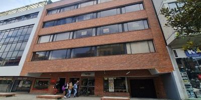 Amplia y confortable oficina en muy buen sector,  luz natural, rodeada de zona hotelera y de oficinas, cerca a supermercados y restaurantes ; En su interior tiene dos areas de oficina, un baño en buen estado con area adicional para bodega ó cocineta, vista interior, con 1 garaje cubierto y seguridad privada 24 horas.