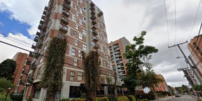 Apartamento moderno en piso 12 , iluminado con luz natuaral y gran vista, area de 77 mts +3.32 de balcones, 2 habitaciones, 2 baños, sala comedor amplio, cocina abierta, zona de lavanderia,2 balcones,1 parquedero, 1 deposito. vigilancia 24/7, exterior, edifico con  ascensor. Ubicado en una zona con bastante comercio y a pocas cuadras de la autonorte y a estaciones de transmilenio. Cod: 8951614

 
