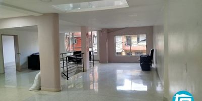 Cómoda casa segundo piso ubicada cerca al parque principal de Itagui para uso comercial como oficinas, consultorios, centro educativo entre otros, cuenta con 2 habitaciones, 1 baño, cocina sencilla, piso en cerámica, área de 150mts, Cerca al D1.