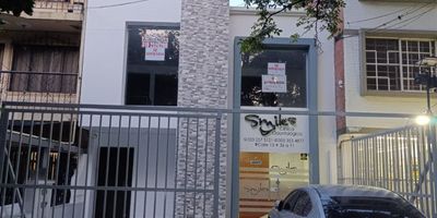 Se alquila local con excelente ubicación sobre la paso ancho y muy buenos acabados, espacio para recepción, dos baños (hombre, dama) 3 oficinas dobles 1 con aire acondicionado bastantes amplias e iluminadas, fácil acceso a transporte publico y zona comercial