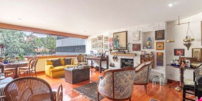 Ofrecemos para la venta un encantador apartamento en Rosales, Bogotá. 
Perfecto para quienes buscan comodidad y tranquilidad en una de las zonas más dinámicas de la ciudad.
El apartamento se encuentra en el segundo piso y cuenta Sala, Comedor, baño social, tres habitaciones ideales para personalizar a tu gusto, un estudio acogedor perfecto para tus momentos de entretenimiento. Además cuenta con una amplia terraza.
La cocina cerrada y equipada con estufa a gas te permitirá disfrutar de tus habilidades culinarias, mientras que el comedor ofrece un espacio íntimo para compartir con familia y amigos.

Con seguridad 24 horas, ascensor, juegos infantiles y una amplia terraza, el edificio está diseñado para garantizar la tranquilidad y el disfrute de toda la familia. 
Con ventanas anti ruido y una puerta de seguridad, tendrás el refugio perfecto en medio de la ciudad.

No pierdas esta oportunidad. ¡Pide tu visita ya!