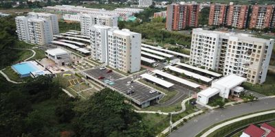 Megapropiedad en venta tipo apartamento, ubicada en conjunto cerrado dentro del macroproyecto Galicia Campestre, uno de los sectores de mayor crecimiento urbano y turístico de Pereira. Un lugar ideal para disfrutar de hermosos paisajes, tranquilidad y un excelente clima. El apartamento, ubicado en piso alto, se distribuye en sala-comedor con balcón y vista panorámica, cocina semi integral con barra tipo comedor, zona de ropas con calentador, baño social o de habitaciones con ducha, tres habitaciones con clóset, y una habitación principal con vestier y baño privado. Adicionalmente, cuenta con parqueadero cubierto. El conjunto ofrece una completa zona social con piscinas para adultos y niños, juegos infantiles, salón social, gimnasio, cancha sintética y amplias zonas verdes para el disfrute de toda la familia.
