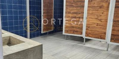 Se ARRIENDA local comercial esquinero en segundo piso, área 427 m2, cuenta con amplios espacios de trabajo, batería de baños, terraza, piso en cerámica, vidrios insonorizados, excelente ubicación.