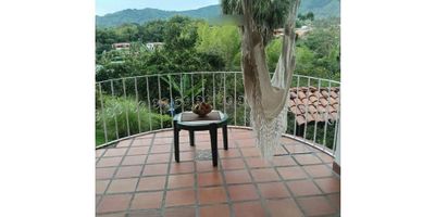 Casa Campestre en Venta en Santágueda, Palestina

Ubicada en una de las zonas campestres más exclusivas, esta casa de 147.5 m² construidos sobre un terreno de 593 m² es ideal para quienes buscan tranquilidad y contacto con la naturaleza sin renunciar a la comodidad. Su diseño unifamiliar y sus amplios espacios hacen de esta propiedad una excelente opción para disfrutar en familia.

Diseño y Comodidades:
Cuenta con tres habitaciones, dos baños y un área social acogedora. La habitación principal incluye baño privado, y su cocina con barra estilo americano se complementa con un comedor auxiliar y despensa. Los acabados en cerámica y mármol le dan un toque elegante y funcional.

Espacios Exteriores y Recreación:
Disfruta de una terraza y un balcón con vista panorámica, además de una amplia zona verde perfecta para actividades al aire libre. La zona de barbacoa es ideal para reuniones y momentos especiales.

Seguridad y Ubicación:
La propiedad se encuentra en una zona residencial tranquila, con portería y acceso pavimentado. Su cercanía a áreas turísticas y su entorno natural hacen de esta casa una opción inigualable para quienes buscan calidad de vida.

Una oportunidad única para vivir en un entorno campestre con todas las comodidades. Contáctanos para más información o para agendar una visita.


