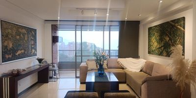 Apartamento en arriendo en unidad cerrada ubicada en un sector exclusivo, de fácil acceso a servicios complementarios en centros comerciales y se puede acceder a través de la principal. Cuenta con piso en mármol y madera, puerta de seguridad, sala y comedor independientes, estar de tv, 3 alcobas con baño en cada una y vestier en la principal, baño social, cocina integral semiabierta tipo americano, alcoba y baño de servicio, cuarto útil, zona de ropas, balcón, terraza y parqueaderos paralelos cubiertos. Conjunto cerrado con ascensor, y zonas sociales que incluyen piscina, gimnasio, salón social, sauna, turco, parques infantiles, zonas verdes, vigilancia y portería 24 horas, citofonia y circuito cerrado de tv.  Inmueble sujeto a verificación de disponibilidad.