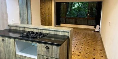 APTA ESTUDIO TIPO LOFT,  poblado detrás del intercontinental,  40 mts , un solo ambiente , primer piso , vista campestre, piso madera, cocina integral , barra americana, zona  de ropas , parqueadero