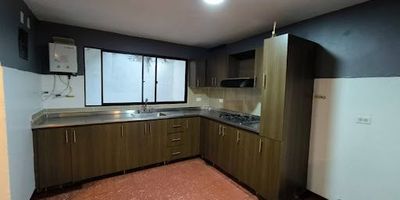 Agradable casa en el sector sabaneta cuenta con 110 m2, con hermosos acabados , balcón, cocina abierta con iluminación natural, piso en baldosa, casa      cuenta con 4 habitaciones 2 baños cocina integral. la casa ideal para descansar o compartir en familia, adicional vas a poder contar con cómodas vías de acceso, senderos peatonales, cerca podrás encontrar restaurantes, supermercados, bancos, iglesias, gimnasios, centros comerciales entre otras más. agenda tu visita ahora!! 