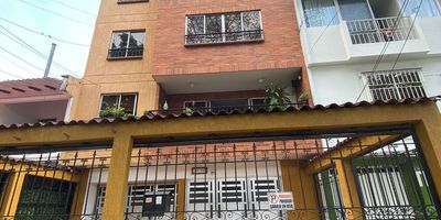 VENDO EDIFICIO CON EXCELENTE
RENTABILIDAD
CERCA A LA CLÍNICA VALLE DEL LILI Y JARDÍN PLAZA 
BARRIO INGENIO
ESTRATO 5
250MT2 AREA LOTE
10 MTS FRENTE X
25 MTS FONDO
980MT2 AREA CONSTRUIDA
4 PISOS + TERRAZA
PARQUEADERO PARA 5 CARROS
RENTABILIDAD APROX 12'000.000
MILLONES MENSUALES

1ER PISO:
1 LOCAL COMERCIAL CON BAÑO PROPIO
PUERTA ELÉCTRICA
PARQUEDERO PARA 5 CARROS
1 PATIO
1 DEPOSITO

2 PISO:
APTOS DE 170 MT2
3 HABITACIONES
2 BAÑOS
1 BALCON
1 COCINA + CAVA DE VINOS
SALA COMEDOR
ESTUDIO
ZONA DE OFICIO
CUARTO DE SERVICIO + BAÑO

3 PISO:
2 APTOS DE 75 MT2 C/U
2 HABITACIONES
2 BANOS
SALA COMEDOR
COCINA
ZONA DE OFICIOS
4 PISO:
2 APARTAMENTOS
2 HABT C/U
2 BAÑOS CON CALENTADOR
COCINA INTEGRAL
CLOSET Y DEPOSITO
15 PISO:
2 APARTAESTUDIOS
•TERRAZA CON ZONA DE LAVADO
•VISTA A LOS FARALLONES DE CALI
•CONTADORES DE AGUA Y ENERGIA
INDEPENDIENTES
•SOBRE VIA PRINCIPAL DEL INGENIO
VALOR: 1.550.000.000 MILLONES
NEGOCIABLES