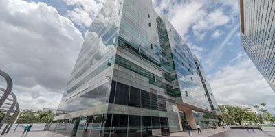 Espectacular oficina ubicada en pleno centro empresarial de Salitre, sobre la Calle 26. La oficina se encuentra ubicada en un séptimo piso con excelente iluminación natural. la oficina cuenta con recepción, espacio amplio central, tres oficinas independientes con cortinas, cocineta, puerta de seguridad, sistema anti incendios, sistema biométrico en recepción con huella y cámara, aire acondicionado. (La caja de sistema biométrico está para contratar según las necesidades de la empresa). La oficina cuenta con tres parqueaderos. El edificio cuenta con vigilancia 24 horas del día y 8 ascensores.