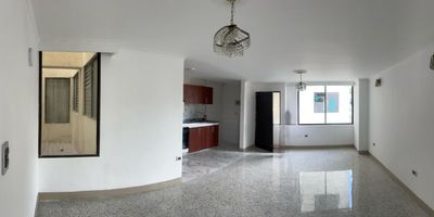 Apartamento para el Arriendo y venta ubicado en el Centro en unidad cerrada cerca a la universidad areandina, clínica los rosales, farmacias, restaurantes, transporte publico y servicios complementarios de la zona. Esta ubicado en el tercer piso con buena ventilacion e iluminacion natural, con buenos acabados, cuenta con salacomedor, pisos en ceramica, tres habitaciones, dos baños, pisos en ceramica, cocina integral meson en acero, estufa y calentador a gas, zona de ropas. Ademas cuenta con parqueadero y un cuarto util de 12Mt2.  Inmuebles sujetos a verificación de disponibilidad. Venta , Arriendo Centro Pereira.