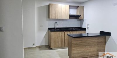 ¡Tu nuevo hogar te espera en Bello - Santa Ana! Arrienda este espectacular apartamento de 55 m² ubicado en una exclusiva unidad cerrada con portería 24 horas, ascensor, y excelentes zonas comunes que incluyen piscina para disfrutar en familia. Características del apartamento: * Sala-comedor amplia y acogedora * Zona de estudio o biblioteca, ideal para trabajar desde casa * Cocina integral moderna y funcional * Zona de ropas independiente * 2 habitaciones, la principal con baño privado * Baño social para mayor comodidad * Parqueadero y cuarto útil, ¡espacio extra para tu comodidad! Ubicado en el sector de Santa Ana en Bello, con fácil acceso a transporte, comercios y todo lo que necesitas. ¡No dejes pasar esta oportunidad! Agéndate ya al 411 36 36 o 310 400 63 67.