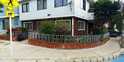 Venta de casa esquinera primer nivel, en Laureles, te ofrecemos esta casa de 174 m2 distribuidos en sala, comedor, 2 patios, garaje cubierto con baño, cocina integral cerrada con muebles superiores e inferiores, 3 alcobas principal con baño, mas la de servicio, 3 baños mas el de servicio y terraza con jardín. El sector es el de la mas amplia oferta gastronómica de la ciudad, frente a un colegio, muy cerca al Éxito laureles, para mas información comunícate con nosotros, llama ahora.