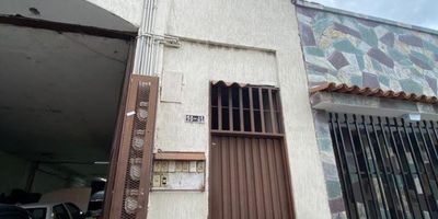 ¿Buscas un apartamento amplio y cómodo en una zona tranquila de Cali ? ¡Esta es la oportunidad que estabas esperando!
Te presentamos este encantador apartamento en alquiler, en el barrio Bretaña. Ubicado en un tercer piso.
Al ingresar, encontrarás una espaciosa sala comedor, baño social, cocina sencilla, dos amplias habitaciones, ambas con closet, la alcoba principal se destaca por su baño privado. Además, cuenta con zona de oficios con lavadero de ropa y punto para lavadora. sus pisos en ceramica .
Su ubicación es uno de sus mayores atractivos, ya que se encuentra a tan solo una cuadra de la calle 11, una vía principal que garantiza cómodas rutas de acceso y transporte público cercano. El sector está rodeado de instituciones educativas, restaurantes, tiendas y otros servicios, lo que convierte a este apartamento en una opción estratégica para quienes buscan accesibilidad en un solo lugar.
Contáctanos para más información y agenda tu visita hoy mismo.