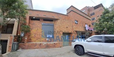 SE ARRIENDA BODEGA AMPLIA Y CON EXCELENTE UBICACION 400 MT2, CUENTA CON UN SALON AMPLIO CON TRES DIVISIONES, UN ESPACIO TOTALMENTE ENCHAPADO, UN AREA ADAPTABLE PARA CUARTO FRIO, ESCALERAS PARA ACCESO AL MEZANINE , BAÑOS CON DUCHA LAVATRAPEROS, OFICINA AMPLIA CON BAÑO PRIVADO, Y ADICIONALMENTE CUENTA CON BAÑOS MIXTOS. 