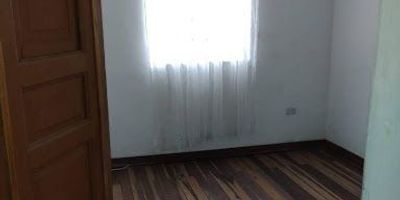 Guzman Grupo Inmobiliario ofrece casa con renta venta sector Centro Bosque 
consta de: 
Área construida 311.01 m²
Área lote 153.60 m²
Topografía lote plana
Frente 6.5 m² aprox.
Fondo 23.63 m² aprox.
Precio $ 420'000.000  

Usos posibles:
1. 100 % uso residencial.
2. 50% uso residencial y 50 % uso comercial.
3. 100 % para construir edificio.
4. 100% como reserva.5.  Para micro y pequeña empresa.

La casa se compone de 2 pisos, así:

Piso 1
3 habitaciones
1 hall de entrada
1 sala comedor
1 cocina
1 baño completo
1 cuarto planchado y secado
1 cuarto de herramientas
1 patio grande
1 lavadero

Piso 2
3 habitaciones
1 hall de habitaciones
1 sala comedor
1 cocina
1 baño completo
1 cuarto planchado o de costuras
1 corredor grande
1 lavadero

Piso -1
Bodega independiente, acceso por la carrera 26.
Pisos 1 y 2, tienen gas domiciliario y medidores de energía independiente, medidor agua compartido. 