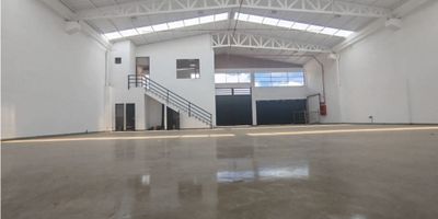 Se arrienda bodega industrial con un área construida de 1.680 m², que incluye mezzanine.

Características principales:


 Área de almacenamiento: 8,30 m de altura en la parte más alta y 7,15 m en los costados, ideal para operaciones de almacenamiento de gran volumen.
 Área administrativa: Altura entre 2,60 m y 3,00 m, proporcionando espacios cómodos para oficinas.


Distribución y servicios:


 9 baños:
 
  6 baños en el primer piso (área de almacenamiento).
  3 baños en el área de oficinas.
 
 
 Cuarto para ducha, cocineta o vestier y cuarto de aseo en el primer nivel.
 Cuenta con 6 entradas para cargue y descargue


Oportunidad ideal para empresas que necesiten un espacio amplio, con alta capacidad de almacenamiento y comodidades para el área administrativa.
