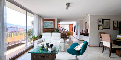 ¿Quieres más espacio y comodidad? ¡Este dúplex en Envigado tiene todo lo que buscas! combina diseño, comodidad, amplitud e iluminación en una ubicación estratégica, zona plana de Envigado, cerca de la Estación Ayurá del Metro, avenida El Poblado y Avenida Las Vegas, Colegio El Teresiano, supermercados, centros comerciales, entre otros.

Con un área de 153 m², cuenta con:
• 3 habitaciones más alcoba de servicio
• 3 baños
• 2 cuartos útiles (uno en el parqueadero, otro en el piso del apartamento)
• Parqueadero incluido
• Piso 11

Distribución:
Primer piso:
• Sala y balcón con vista
• Biblioteca y estudio
• Comedor
• Cocina integral
• Baño social
• Zona de ropas
• Alcoba de servicio con baño

Segundo piso:
• Habitación principal con dos closets y baño
• Dos habitaciones auxiliares con baño compartido
La urbanización cuenta con portería 24 horas, piscina, área verdes, juegos para niños y salón social

Predial: $4.380.000

¡Contáctanos y agenda tu visita hoy mismo!...
