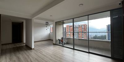 Apartamento en arriendo en unidad cerrada ubicada cerca a centros comerciales, colegios, ambiente campestre y tranquilo, de poco flujo vehicular y servicios complementarios del sector. Cuenta con piso en ceramica y madera, sala comedor, estudio, 2 alcobas con baño e y vestier en la principal, baño social, cocina integral abierta tipo americano, cuarto útil, zona de ropas, balcón y parqueadero independiente cubierto. conjunto cerrado con ascensor y zonas sociales que incluyen piscina, gimnasio, salón social, parques infantiles, placa polideportiva, zonas verdes, vigilancia y portería 24  horas y circuito cerrado de tv.  Inmuebles sujetos a verificación de disponibilidad