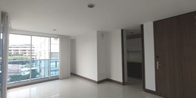 Apartamento en arriendo en Álamos en unidad cerrada, cerca a supermercados de cadena, rutas de transporte publico y servicios complementarios de la zona. Cuenta con salacomedor en piso de porcelanato, tres alcobas con closet en pisos en madera, dos baños, cocina integral en mesón de Quartzone, zona de ropas, estufa y calentador a gas. La unidad cuenta con un parqueadero cubierto, ascensor, parques infantiles, piscina, gimnasio, salón comunal y  planta eléctrica, Cuenta con vigilancia las 24 Horas y circuito cerrado de TV. Inmuebles sujetos a verificación de disponibilidad. Arriendo Álamos Pereira
