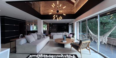 Casa independiente en venta, ubicada en un sector con fácil acceso desde la vía principal, ambiente campestre, tranquilo, de poco ruido, entorno muy natural, poco flujo vehicular y tránsito de solo residentes  Cuenta con un lote de gran extenión Aptox. 1,500 M2, 3 niveles, piso en porcelanato, cerámica y madera laminada, sala comedor, estudio, biblioteca, estar de tv, 4 alcobas con baño y vestier en cada una, baño social, jacuzzi, cocina integral abierta tipo americano, alcoba y baño de servicio, gimnasio privado, sala de cine, casa de muñecas, cuarto útil, zona de ropas, balcón, terraza, jardín y parqueaderos lineales, paralelos e independientes cubiertos y descubiertos y citofonía. Inmuebles sujetos a verificación de disponibilidad