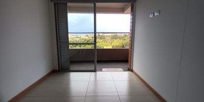 Apartamento para la venta en Belmonte en unidad cerrada, cerca a supermercados de cadena, rutas de transporte publico y servicios complementarios de la zona. Cuenta con salacomedor, pisos en cerámica, dos alcobas con closet, dos baños, cocina integral tipo americano con mesón en granito, zona de ropas, estufa y calentador a gas, balcón con buena vista. La unidad cuenta con un parqueadero cubierto, piscina, gimnasio, salón comunal, parques infantiles, placa polideportiva y zonas verdes. Cuenta con vigilancia las 24 Horas y circuito cerrado de TV. Inmuebles sujetos a verificación de disponibilidad. Venta Belmonte Pereira