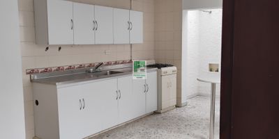 Apartamento en arriendo ubicado en el sector los Colores muy cerca de la Avenida 80
A pocos minutos de la glorieta de Colombia con la 80, mercados Madrid y a 15 minutos de la estación del Metro Floresta. 
La propiedad consta de dos alcobas con closet, sala comedor y ventanal con vista externa, cocina integral con red a gas y calentador. Un baño social. 
