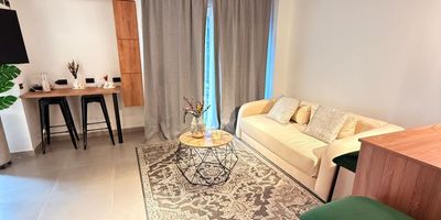 Apartaestudio AMOBLADO en venta en unidad cerrada, ubicada en un sector de fácil acceso a cías principales, rutas de transporte público, cerca a parques, restaurantes, centros comerciales y servicios complementarios del sector. Cuenta con piso en porcelanato, sala comedor, estar de tv, 1 habitación con baño privado, jacuzzi, cocina integral abierta ripo americano. Conjunto cerrado con vigilancia yportería 24 horas y circuito cerrado de tv.Inmuebles sujetos a verificación de disponibilidad 