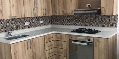 ¡Encuentra tu nuevo hogar! Casa de 120m2 en el exclusivo barrio Prados de Sabaneta 
Ubicada en una de las zonas más tranquilas y verdes de Sabaneta, esta hermosa casa está lista para que haga tuya su energía. Construida en un moderno estilo minimalista, sus amplios espacios de vida te permitirán disfrutar cada momento en familia. 
Su amplia y luminosa sala comedor, con ventanales de piso a techo, te dará la bienvenida cada día. Su cocina integral, totalmente equipada y con acabados de primera, hará las delicias de cualquier chef. 
Tres amplios y luminosos baños, uno de ellos en suite, ofrecen comodidad. Un armario de closet principal con vestidor garantiza orden y espacio de sobra para guardar todo lo que necesites.
Al exterior, su amplio jardín y zona de parqueo privada te permitirán disfrutar de los exteriores. Ubicada a minutos de colegios, centros comerciales y vías de acceso, cada detalle de esta casa fue pensado en comodidad y calidad de vida.
No dejes pasar esta oportunidad, con