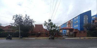 Se Vende casa con un área de 72.52M2, en barrio La Cofradía al occidente de Bogotá, son tres pisos distribuidos de la siguiente manera, primer piso consta de sala comedor, cocina, zona de lavandería y un baño. Segundo piso consta con 2 habitaciones amplias y un baño completo y en el tercer piso la habitación principal muy amplia.
La agrupación de vivienda cuenta con amplias zonas de verdes, parque infantil, salón social, Kiosco para BBQ, parqueaderos comunales, seguridad privada 24/7 y un mini market. Excelente ubicación, cerca de avenidas principales como Av. La Esperanza, Cra. 100, Av. Calle 26, portal el Dorado a 5 minutos, paraderos del SITP y a 10 minutos del Aeropuerto El Dorado.
Inmueble se encuentra arrendado ideal para inversión.