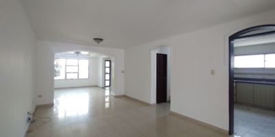 Casa en venta y arriendo en Altos del Limonar, ubicado en unidad cerrada cerca a centros comerciales, supermercados, hoteles, colegios, parques, restaurantes, rutas de transportes público. Cuenta con 3 habitaciones, 4 baños, sala, comedor, estar de tv, pisos en ceramica y porcelanato, cocina integral con mesón en granito, habitacion de servicio, baño de servicio, zona de ropas. En conjunto cerrado zonas verdes, parques infantiles, vigilancia y porteria 24 horas.
