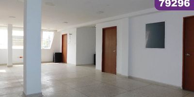 Apartamento arriendo en la ciudad de Barranquilla ubicado en el barrio La Concepción, con un área aproximada de 155 mt2, distribuidos en 5 oficinas, 2 baños, zona de labores y 2 parqueaderos asignados, buena distribución en sus áreas con buenos y modernos acabados, es fresco y acogedor, su entorno es tranquilo, residencial con cómodas vías de acceso y facilidad al transporte publico cercano, sobre el sector puede encontrar, el centro empresarial las Américas tres y a una calles el centro comercial villa country.