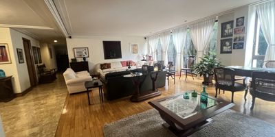 APARTAMENTO EN VENTA, UBICADO ESTRATÉGICAMENTE EN EL SECTOR TRANQUILO Y RODEADO DE ÁRBOLES DE ASTORGA, 231.50 MTS DE CÓMODOS Y AMPLIOS ESPACIOS, DISTRIBUIDOS EN GRAN SALON- BIBLIOTECA, COMEDOR, COCINA AMPLIA E ILUMINADA Y 3 ALCOBAS, DOS DE ELLAS CON BAÑO, Y BAÑO SOCIAL.
