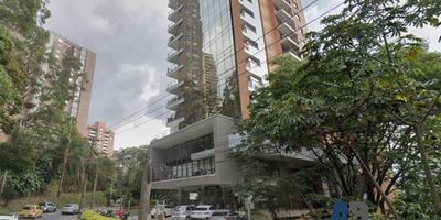 Oficina disponible para arriendo en El Poblado, edificio administrativo sobre la inferior, el edificio cuenta con portería 24/7, zonas de comidas y parqueadero común, la oficina se entrega con mobiliario, cuenta con 4 baños, cocineta y diferentes espacios de oficinas, parqueadero y cuarto útil, anímate a conocer este espacio