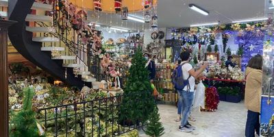 Galerías  estupendo edificio en zona comercial  (en Bogotá)  sobre calle cincuenta y tres, área lote 200 metros aproximadamente,  área construida 713 metros aproximadamente,  4 pisos mas terraza, dos locales independientes rentando,  con dos escaleras  de acceso, espacios abiertos,  edificio se vende con o sin  negocio el cual esta  acreditado  hace mas de 18 años en  venta y comercialización de hermosos artículos navideños, ubicado en la calle mas  importante del mercado navideño. Cita Previa.