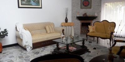 ¡Vive en lujo y tranquilidad en La Francia, Manizales! ?✨

Venta de impresionante casa de 420 m² en un terreno de 150 m², ubicada en un sector exclusivo y rodeada de naturaleza. Con 5 alcobas con closet y 5 baños, la casa ofrece un estudio, cocina integral, zona de ropas y patio. Disfruta de su elegante sala con acabados en cerámica y mármol. Además, tiene garaje para 2 vehículos, balcón, terraza y acceso a áreas sociales y zonas verdes. A solo 5 minutos del centro y cerca de excelentes colegios. ¡Perfecta combinación de lujo y comodidad! ??
