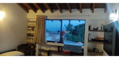 ¡Tu nueva casa en La Francia, Manizales! ??

Venta de acogedora casa de 4 niveles con un diseño interior impecable. Ubicada en un excelente sector, rodeada de naturaleza, la casa cuenta con 369 m² de área privada en un terreno de 90 m². 

Dispone de 5 amplias habitaciones con closets, 5 baños (uno con tina) y una cocina integral con comedor auxiliar. La sala y el comedor son muy espaciosos y luminosos.

Para tu comodidad, incluye una oficina, una fonda para recibir a amigos y familiares, y una zona de lavandería amplia. Además, cuenta con un garaje cubierto para 1 vehículo y una bodega de 50 m². Disfruta de un balcón, terraza, y acceso a zonas verdes. Cercana a colegios, universidades, parques y transporte público. 

¡Ideal para vivir rodeado de confort y naturaleza! ??
