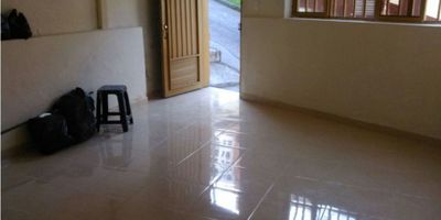 Casa con 3 Rentas en La Leonora, Manizales ?? | Inversión Mixta y Oportunidad Única

Descubre esta casa mixta, ideal para inversión o para disfrutar de un amplio espacio en una ubicación privilegiada de La Leonora. Con un diseño distribuido en tres niveles, esta propiedad te ofrece comodidad para vivir y la posibilidad de generar ingresos adicionales.

Piso 1:
En el primer nivel encontrarás un dormitorio, sala-comedor, cocina semi-integral y zona de ropas, todo ambientado con elegantes pisos en cerámica que brindan calidez y estilo.

Piso 2:
El segundo piso cuenta con un dormitorio, sala-comedor, estudio y zona de ropas, acompañado de una cocina sencilla con piso en tablilla, creando un ambiente versátil y funcional.

Piso 3:
La parte alta de la casa está diseñada para el confort familiar, ofreciendo tres dormitorios, un amplio salón comedor, un baño completo y una cocina sencilla con gabinetes, conservando los acabados en piso de tablilla.

Con un total de 5 habitaciones y 3 baños, ubicada en estrato 3 y en el tercer piso, esta propiedad cuenta además con baño auxiliar, doble ventana, gas domiciliario, hall de alcobas y una vista panorámica que resalta su ubicación privilegiada. El acceso pavimentado y su entorno, que combina zonas residenciales y comerciales junto a centros educativos, deportivos y comerciales, la convierten en una excelente opción de inversión.

¡Contáctanos para más información y agenda tu visita!
