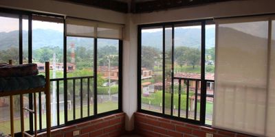 Venta de Apartamento Dúplex en Santágueda, Palestina

¡Oportunidad única en Santágueda! Este apartamento dúplex de 110 m² ofrece 4 habitaciones y 3 baños. Disfruta de sala-comedor, cocina sencilla con gabinetes y gas propano. Incluye zona de ropas y parqueo. El condominio cuenta con una increíble variedad de instalaciones: 2 piscinas, gimnasio al aire libre, zona BBQ, canchas de fútbol, tenis, baloncesto, bolley playa, minigolf y más. ¡Ideal para disfrutar de la vida campestre con todas las comodidades!
