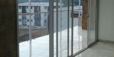 ¡Oportunidad en Villamaría, Caldas! ?✨

Venta de apartamento dúplex de 160 m² en el 7mo piso, con 3 habitaciones y 2 baños. Disfruta de una amplia sala-comedor, cocina integral con barra estilo americano y zona de ropas. Grandes ventanales brindan excelente ventilación e iluminación natural. Incluye balcones, pisos en porcelanato, gas natural y calentador. 

El edificio ofrece ascensor, parqueadero y acceso a áreas sociales, jardines y zonas verdes. Ubicado cerca de colegios, universidades y transporte público. ¡Perfecto para tu nuevo hogar! ??
