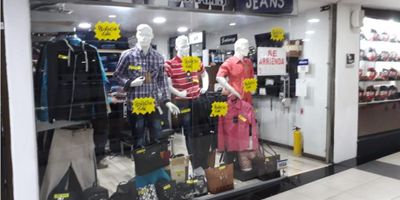 ? ¡Venta de LOCAL en Centro Comercial de Manizales!

Descubre esta oportunidad única de adquirir un local dentro de uno de los centros comerciales más reconocidos de Manizales. Ideal para emprendedores que buscan un espacio estratégico y bien ubicado para su negocio.

? Espacios Funcionales: Con una área construida de 19 m² y un área privada de 1 m², este local ofrece un diseño eficiente y bien distribuido. Incluye un garaje para mayor comodidad y accesibilidad.

?️ Acabados y Comodidades: El local cuenta con elegantes acabados en piso de madera flotante, creando un ambiente sofisticado y acogedor. Equipado con aire acondicionado, alarma y doble ventana, garantizando seguridad y confort para clientes y empleados.

? Estacionamiento y Acceso: El centro comercial ofrece acceso pavimentado y adaptado para discapacitados, además de contar con oficina de negocios y parqueadero para visitantes, facilitando la experiencia de compra para tus clientes.

? Ubicación Estratégica: Ubicado en una zona con alta afluencia de público y rodeado de otros comercios y servicios, este local ofrece una excelente visibilidad y oportunidades de negocio.

? Características Adicionales: Con excelentes espacios y acabados, este local es ideal para diversos tipos de negocio que buscan destacarse en un entorno comercial dinámico y bien posicionado.

¡No dejes pasar esta oportunidad de inversión en el corazón comercial de Manizales! Contáctanos hoy mismo para más detalles y para programar una visita al local.
