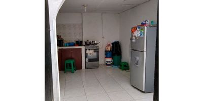 ¡Casa en Venta en San Antonio, Manizales!

Gran oportunidad de inversión en un sector céntrico de la ciudad. Esta casa-lote de construcción mixta ofrece amplios espacios y múltiples posibilidades.

Características del Inmueble: Consta de 3 viviendas independientes, un total de 9 habitaciones, 3 baños, corredores, 2 patios, pisos en cerámica y madera. Además, cuenta con 1 cocina semi-integral y 2 cocinas sencillas, brindando flexibilidad en su uso.

Dimensiones y Ubicación: Con 11 metros de frente por 15.5 metros de fondo, esta propiedad es ideal para vivienda multifamiliar o un proyecto de inversión en una zona de alta valorización.

¡Aprovecha esta oportunidad! Contáctanos para más información y agenda tu visita.
