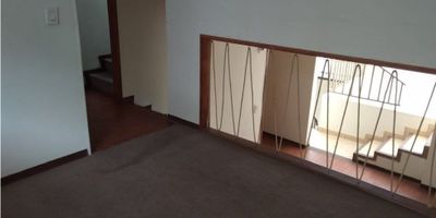 Venta de Casa en La Montaña, Manizales

¡Descubre esta encantadora casa en La Montaña! Con 110 m² de área privada y 70 m² de terreno, ofrece 4 habitaciones con clósets, sala, comedor y una cocina equipada. Disfruta de un baño social y uno principal, un patio de ropas cubierto y un cuarto de san alejo. La casa cuenta con zona de parqueo cubierta, pisos en cerámica y tapete. Ubicada en un sector tranquilo, cerca de parques y colegios. ¡Tu nuevo hogar te espera!
