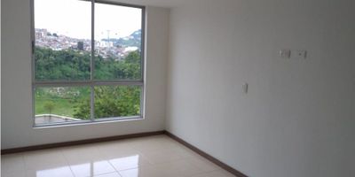 ? ¡Venta de Apartamento en Los Cámbulos, Manizales!

Descubre este hermoso apartamento para estrenar, ubicado en una de las zonas más deseadas de Los Cámbulos, Manizales. Ideal para quienes buscan comodidad, seguridad y una vista panorámica excepcional.

? Características del Apartamento:


 Área Construida: 65.39 m²
 Habitaciones: 3
 Baños: 2
 Garaje: 1
 Estrato: 3
 Piso: 11


?️ Distribución Interior: El apartamento cuenta con tres habitaciones familiares, cada una equipada con closet para un almacenamiento eficiente. Dispone de dos baños completos, uno de ellos en la habitación principal. La sala-comedor es espaciosa y luminosa, perfecta para disfrutar de momentos en familia o con amigos. La cocina integral está equipada con barra estilo americano y zona de ropas independiente.

? Comodidades y Amenidades: El apartamento cuenta con gas domiciliario y calentador a gas, asegurando agua caliente en todo momento. Los pisos en cerámica/mármol añaden un toque moderno y elegante al espacio. El edificio ofrece ascensor para facilitar el acceso a todas las áreas, zona de juegos infantiles, parqueadero para residentes y visitantes, y vigilancia para garantizar la seguridad de los residentes.

? Zonas Deportivas y Recreativas: Disfruta de las diversas zonas deportivas disponibles, como la cancha de baloncesto y fútbol, ideales para mantener un estilo de vida activo y saludable. La proximidad a parques cercanos también proporciona espacios verdes ideales para el esparcimiento y el contacto con la naturaleza.

? Ubicación Estratégica: Ubicado sobre vía principal con acceso pavimentado, el apartamento está cerca de áreas comerciales, parques y cuenta con fácil acceso a transporte público. La vista panorámica desde el apartamento ofrece un entorno sereno y agradable, perfecto para relajarse después de un día ocupado.

¡No pierdas la oportunidad de adquirir este apartamento nuevo y bien ubicado en Los Cámbulos, Manizales! Contá