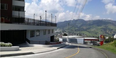 ¡Apartamento en Venta en El Trébol, Manizales!

Vive en un exclusivo sector semicampestre de Manizales, rodeado de tranquilidad y confort, con todas las comodidades que necesitas.

Espacios y Comodidades: Este hermoso apartamento cuenta con 3 habitaciones con closet, 2 baños, sala-comedor, cocina integral con barra estilo americano, zona de ropas y pisos en madera flotante. Sus acabados de lujo y su excelente distribución lo hacen un lugar ideal para vivir.

Ubicación y Beneficios: Disfruta de una hermosa vista y de un edificio con vigilancia permanente, áreas sociales, juegos infantiles, gimnasio y ascensor. Un espacio diseñado para tu comodidad y bienestar.

¡No dejes pasar esta oportunidad! Contáctanos para más información y agenda tu visita.
