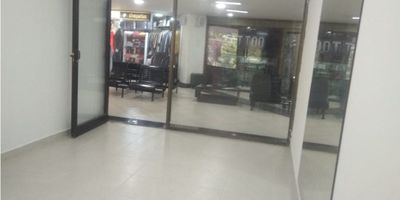 ¡Local en Venta en el Centro de Manizales!

Ubicado en un sector privilegiado, este local comercial es una excelente oportunidad para emprender o invertir. Su ubicación estratégica en una zona de alto tránsito lo hace ideal para cualquier tipo de negocio.

Beneficios y Ubicación: Situado en el corazón comercial de la ciudad, garantiza gran visibilidad y acceso a clientes potenciales. Perfecto para tiendas, oficinas, cafeterías o cualquier emprendimiento.

¡Aprovecha esta oportunidad! Contáctanos para más información y agenda tu visita.
